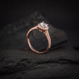 Anillo de compromiso con moissanita de .50ct corte brillante con certificado GRA y 33 diamantes naturales laterales elaborado en oro rosa de 14k