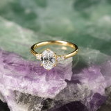 Anillo de compromiso con diamante de laboratorio de 1.0ct corte oval con certificado IGI y 4 diamantes de laboratorio laterales elaborado en oro amarillo 14k