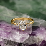 Anillo de compromiso con diamante de laboratorio de 1.0ct corte oval con certificado IGI y 4 diamantes de laboratorio laterales elaborado en oro amarillo 14k