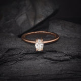 Anillo de compromiso con diamante natural central de .65ct corte oval con certificación GIA elaborado en oro rosa de 14k