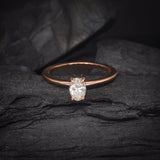 Anillo de compromiso con diamante natural de .60ct corte oval con certificación GIA elaborado en oro rosa de 14k