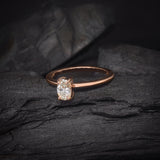 Anillo de compromiso con diamante natural central de .65ct corte oval con certificación GIA elaborado en oro rosa de 14k