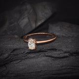 Anillo de compromiso con diamante natural de .60ct corte oval con certificación GIA elaborado en oro rosa de 14k