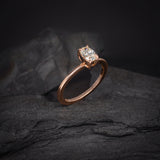 Anillo de compromiso con diamante natural central de .65ct corte oval con certificación GIA elaborado en oro rosa de 14k