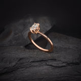 Anillo de compromiso con diamante natural central de .65ct corte oval con certificación GIA elaborado en oro rosa de 14k
