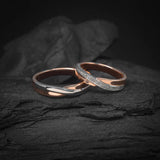 Par de argollas de matrimonio macizas de 4mm con incrustación de cristales (mitad de la pieza) elaboradas en oro rosa y blanco de 10k