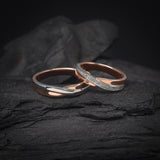 Par de argollas de matrimonio macizas de 4mm con incrustación de cristales (mitad de la pieza) elaboradas en oro rosa y blanco de 18k