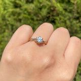 Anillo de compromiso con diamante natural central de 1.0ct corte brillante con certificación GIA elaborado en oro amarillo y blanco de 14k