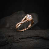 Anillo de compromiso con diamante natural central de .50ct corte brillante con certificación GIA y 48 cristales laterales elaborado en oro rosa de 14k