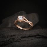 Anillo de compromiso con diamante natural central de .50ct corte brillante con certificación GIA y 48 cristales laterales elaborado en oro rosa de 14k