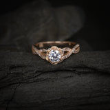Anillo de compromiso con diamante natural central de .50ct corte brillante con certificación GIA y 48 cristales laterales elaborado en oro rosa de 14k