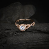 Anillo de compromiso con diamante natural central de .50ct corte brillante con certificación GIA y 48 cristales laterales elaborado en oro rosa de 14k