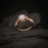 Anillo de compromiso con diamante natural central de .50ct corte brillante con certificación GIA y 48 cristales laterales elaborado en oro rosa de 14k