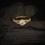 Anillo de compromiso con diamante natural central de .50ct corte brillante con certificación GIA y 48 cristales laterales elaborado en oro amarillo de 14k