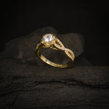 Anillo de compromiso con diamante natural central de .50ct corte brillante con certificación GIA y 48 cristales laterales elaborado en oro amarillo de 14k
