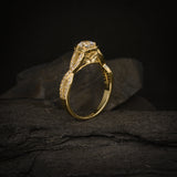 Anillo de compromiso con diamante natural central de .50ct corte brillante con certificación GIA y 48 cristales laterales elaborado en oro amarillo de 14k