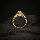 Anillo de compromiso con diamante natural central de .50ct corte brillante con certificación GIA y 48 cristales laterales elaborado en oro amarillo de 14k