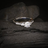 Anillo de compromiso con diamante natural central de .60ct corte brillante con certificado GIA y 12 cristales laterales elaborado en oro blanco y rosa de 14k