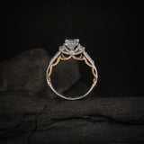 Anillo de compromiso con diamante natural central de .60ct corte brillante con certificado GIA y 12 cristales laterales elaborado en oro blanco y rosa de 14k