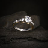 Anillo de compromiso con diamante natural central de .60ct corte brillante con certificado GIA y 12 cristales laterales elaborado en oro blanco y amarillo de 14k