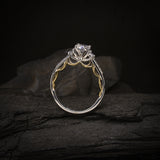 Anillo de compromiso con diamante natural central de .60ct corte brillante con certificado GIA y 12 cristales laterales elaborado en oro blanco y amarillo de 14k