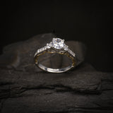 Anillo de compromiso con diamante natural central de .60ct corte brillante con certificado GIA y 12 cristales laterales elaborado en oro blanco y amarillo de 14k