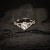 Anillo de compromiso con diamante natural central de .50ct corte brillante con certificación GIA y 48 cristales laterales elaborado en oro blanco de 14k