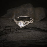 Anillo de compromiso con diamante natural central de .50ct corte brillante con certificación GIA y 48 cristales laterales elaborado en oro blanco de 14k