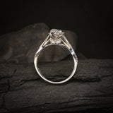 Anillo de compromiso con diamante natural central de .50ct corte brillante con certificación GIA y 48 cristales laterales elaborado en oro blanco de 14k