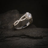 Anillo de compromiso con diamante natural central de .50ct corte brillante con certificación GIA y 48 cristales laterales elaborado en oro blanco de 14k