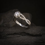 Anillo de compromiso con diamante natural central de .50ct corte brillante con certificación GIA y 48 cristales laterales elaborado en oro blanco de 14k