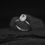 Anillo de compromiso con diamante natural de .60ct corte oval con certificación GIA elaborado en oro blanco de 14k