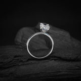 Anillo de compromiso con diamante natural de .60ct corte oval con certificación GIA elaborado en oro blanco de 14k