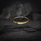 Argolla de matrimonio maciza de 2mm elaborada en oro amarillo de 18k