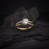 Anillo de compromiso con moissanita de 1.0ct corte brillante con certificado GRA y 20 diamantes naturales laterales elaborado en oro amarillo de 14k