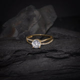 Anillo de compromiso con diamante de laboratorio central de 1.0ct corte brillante con certificado IGI y 20 diamantes naturales laterales elaborado en oro amarillo de 14k