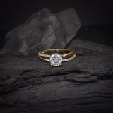 Anillo de compromiso con moissanita de 1.0ct corte brillante con certificado GRA y 20 diamantes naturales laterales elaborado en oro amarillo de 14k