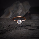 Anillo de compromiso con moissanita de 1.0ct corte brillante con certificado GRA y 12 cristales laterales realizado en oro rosa de 14k