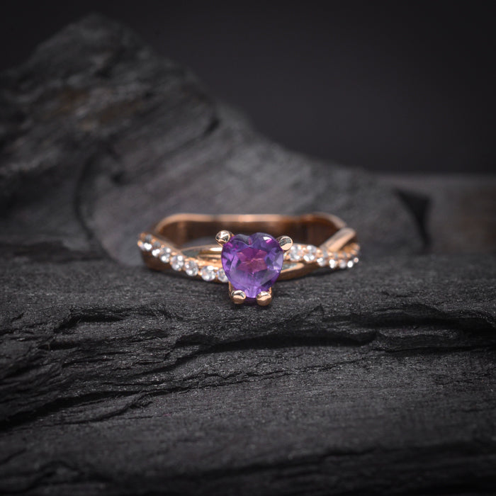 Anillo de compromiso con amatista natural corte corazón y 18