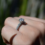 Anillo de compromiso con moissanita de .50ct corte brillante con certificado GRA y 48 diamantes naturales laterales elaborado en oro blanco de 14k