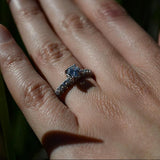 Anillo de compromiso con diamante de laboratorio central de .50ct corte brillante con certificado IGI y 48 diamantes naturales laterales elaborado en oro blanco de 14k