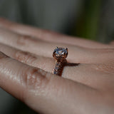 Anillo de compromiso con moissanita de .50ct corte brillante con certificado GRA y 48 diamantes naturales laterales elaborado en oro rosa de 14k