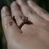 Anillo de compromiso con moissanita de .50ct corte brillante con certificado GRA y 48 diamantes naturales laterales elaborado en oro rosa de 14k