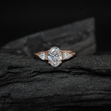 Anillo de compromiso con moissanita de 2.0ct corte oval con certificado GRA y 2 moissanitas laterales elaborado en oro rosa de 14k