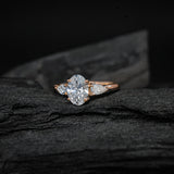 Anillo de compromiso con moissanita de 2.0ct corte oval con certificado GRA y 2 moissanitas laterales elaborado en oro rosa de 14k