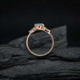 Anillo de compromiso con moissanita de 2.0ct corte oval con certificado GRA y 2 moissanitas laterales elaborado en oro rosa de 14k