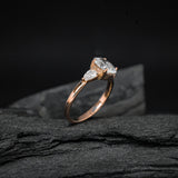 Anillo de compromiso con moissanita de 2.0ct corte oval con certificado GRA y 2 moissanitas laterales elaborado en oro rosa de 14k