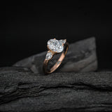 Anillo de compromiso con moissanita de 2.0ct corte oval con certificado GRA y 2 moissanitas laterales elaborado en oro rosa de 14k