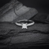 Anillo de compromiso con diamante natural central de 1.0ct corte princesa con certificación GIA y .40ct de diamantes naturales laterales elaborado en oro blanco de 14k