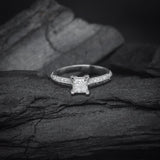 Anillo de compromiso con moissanita de 1.0ct corte princesa con certificado GRA y .40ct de diamantes naturales laterales elaborado en oro blanco de 14k